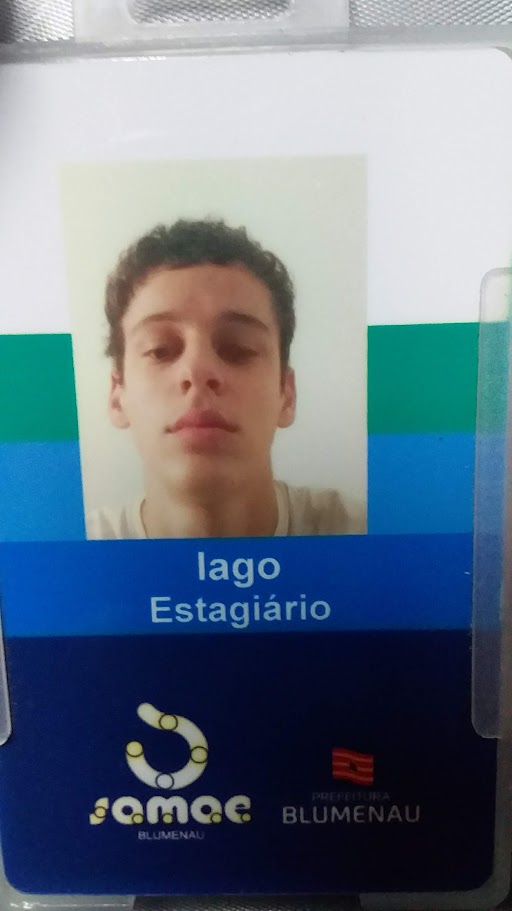 Crachá de estagiário do SAMAE Blumenau com a foto de Iago