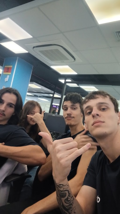 Selfie de Iago com os outros estagiários no escritório da Dati